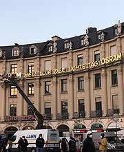 „OSRAM - Hell wie der lichte Tag" leuchtet wieder - Neue Buchstaben für OSRAM Werbung am Münchner Stachus wurden am 22.02.2021 installiert (©Foto: Martin Schmitz)